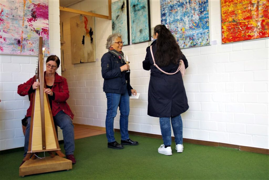 Künstlerin Elfriede Trieb mit Besucherin